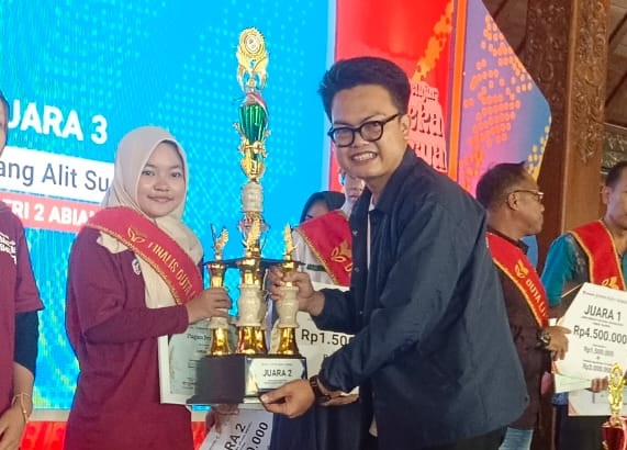 Gambar Puisi Penuh Makna, Prestasi Luar Biasa! Carisa Tembus Juara 2 Nasional FL2N 2025